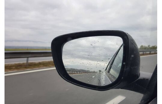 Cómo colocar los espejos retrovisores del coche, según la DGT