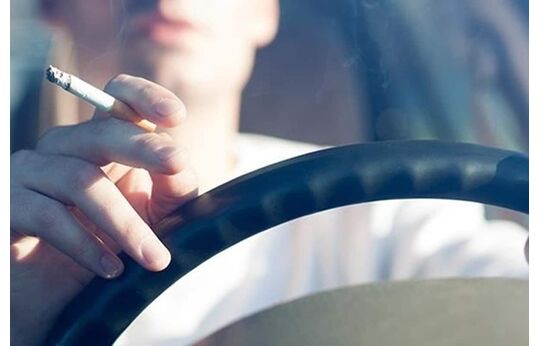 ¿Te pueden multar por fumar conduciendo en el coche?