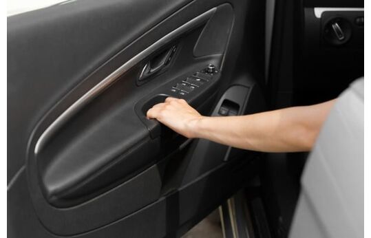 Cómo lubricar las puertas del coche para que no se oxiden ni hagan ruido