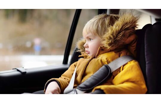 ¿Sabes cuáles son las excepciones para que un niño viaje de copiloto?