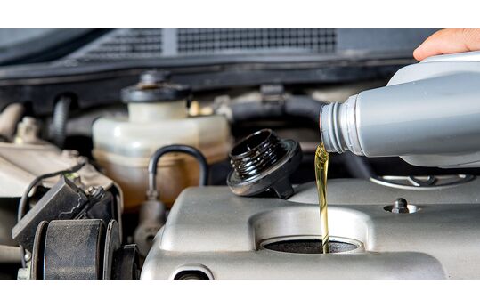 10 Motivos que  provocan la pérdida de aceite del coche