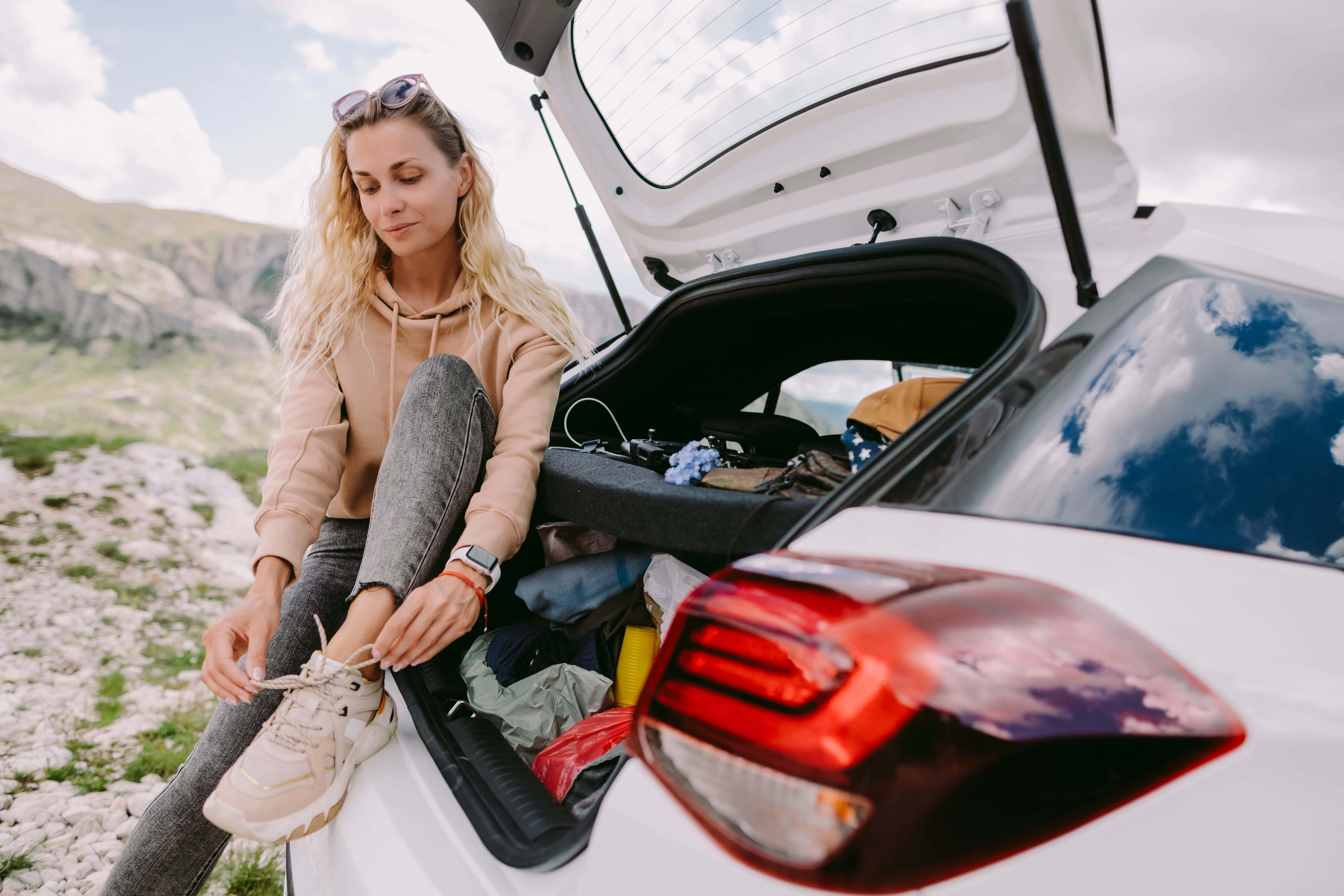 chica en viaje en coche