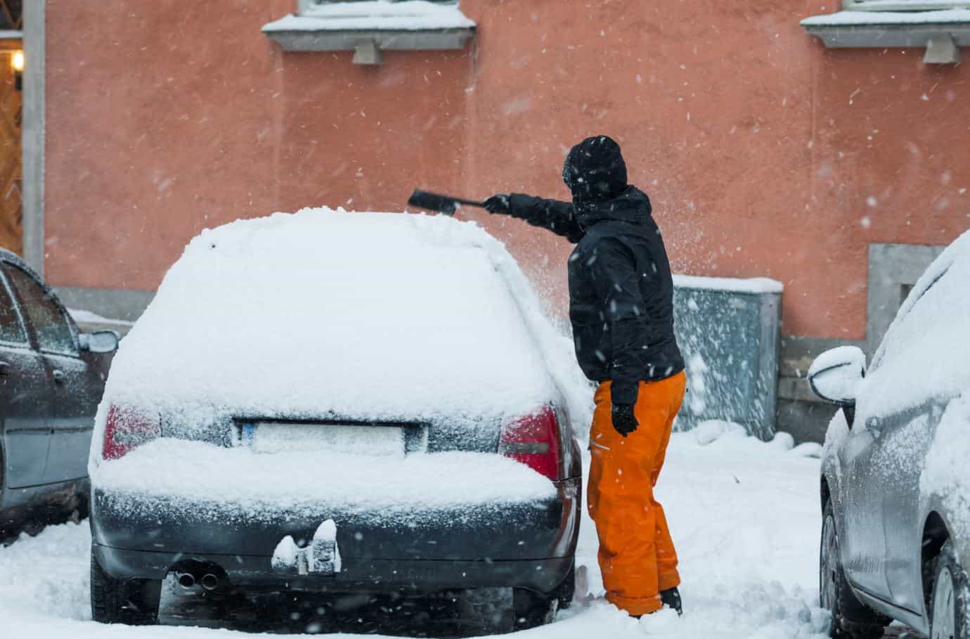 coche cubierto de nieve