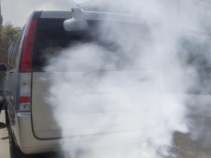 humo blanco o gris tubo de escape