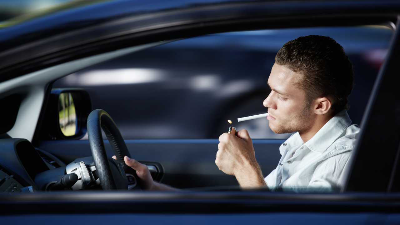 multa por fumar en el coche